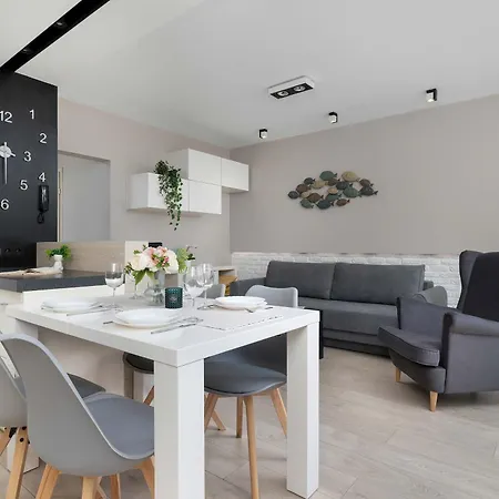 Comfortable With Air Conditioning And Balcony By Renters *